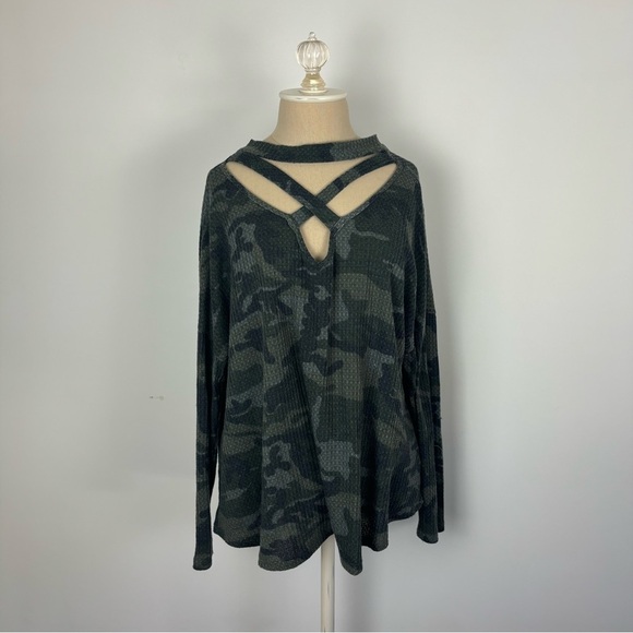 Fantastic Fawn Sweaters - Fantastic Fawn Sweater Camouflage Criss-Cross Pullover S